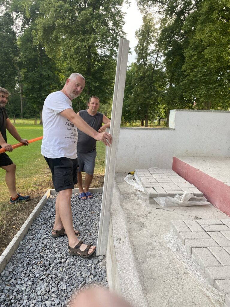 Oprava tribuny a chodníku