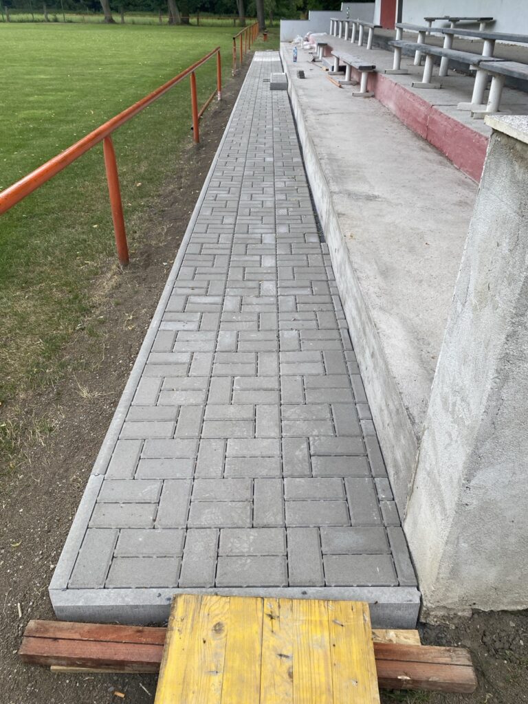 Oprava tribuny a chodníku