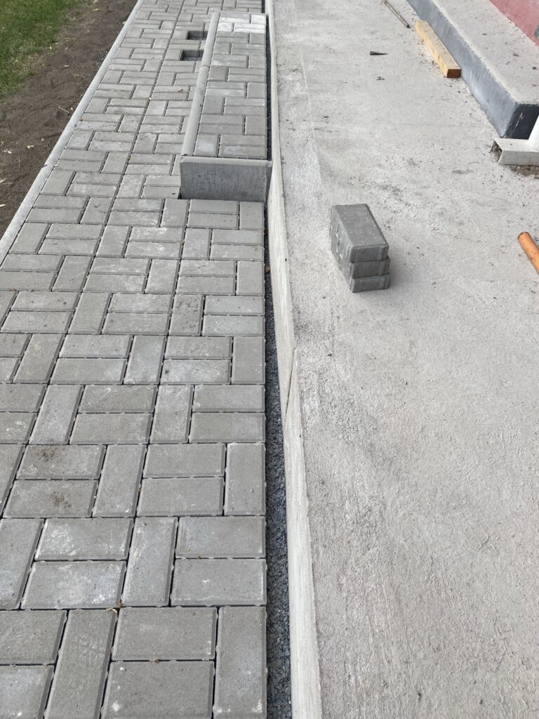 Oprava tribuny a chodníku