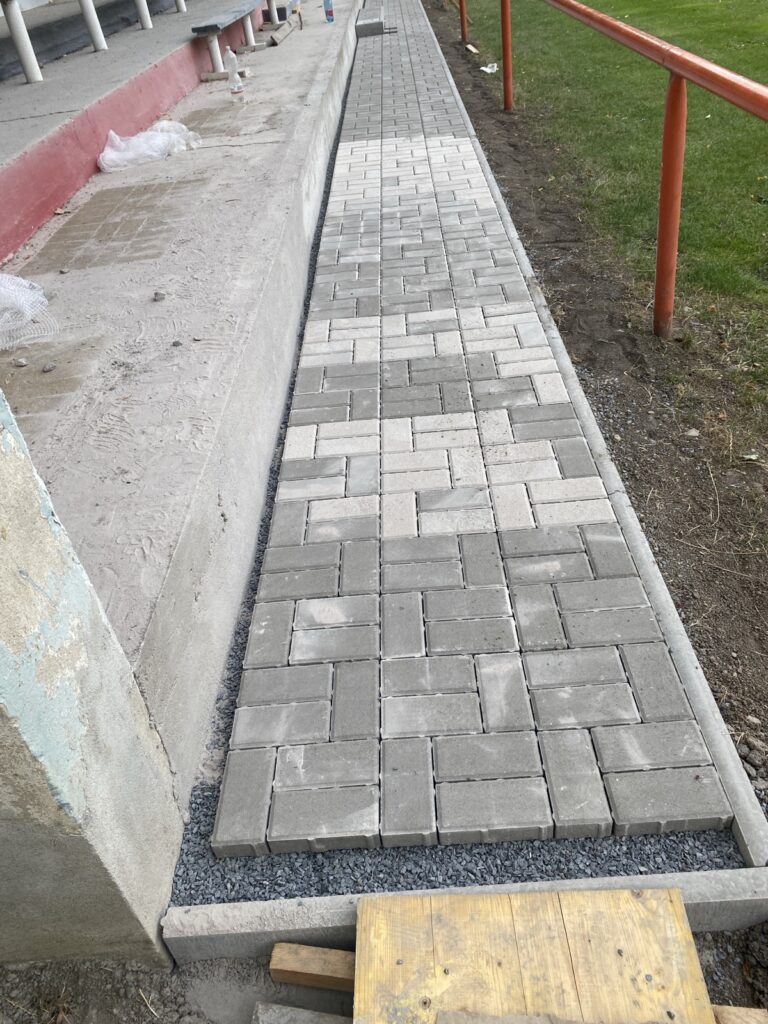 Oprava tribuny a chodníku