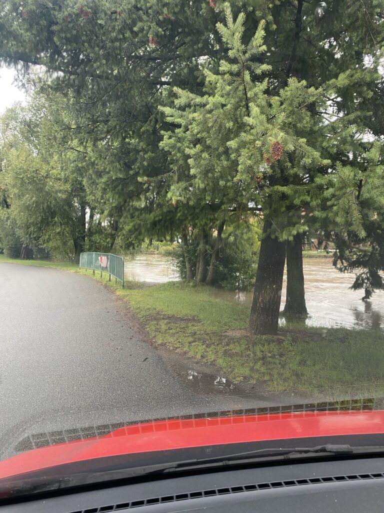 Povodeň na hřišti