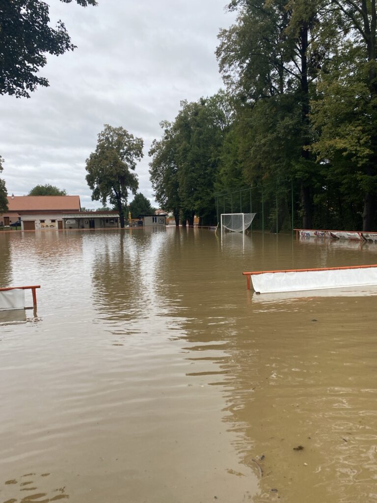 Povodeň na hřišti