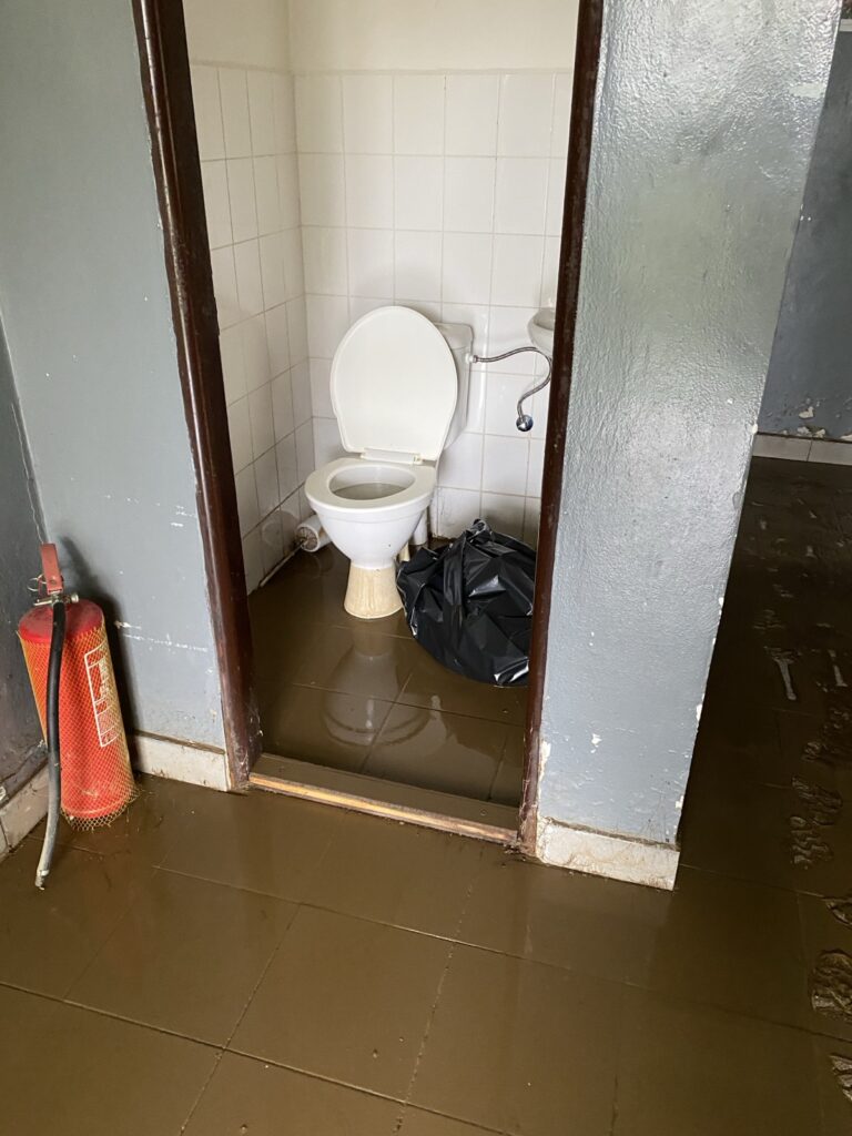 Povodeň na hřišti