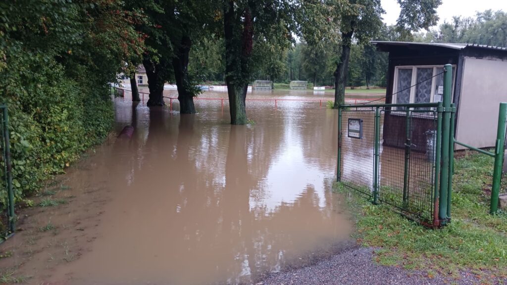 Povodeň na hřišti