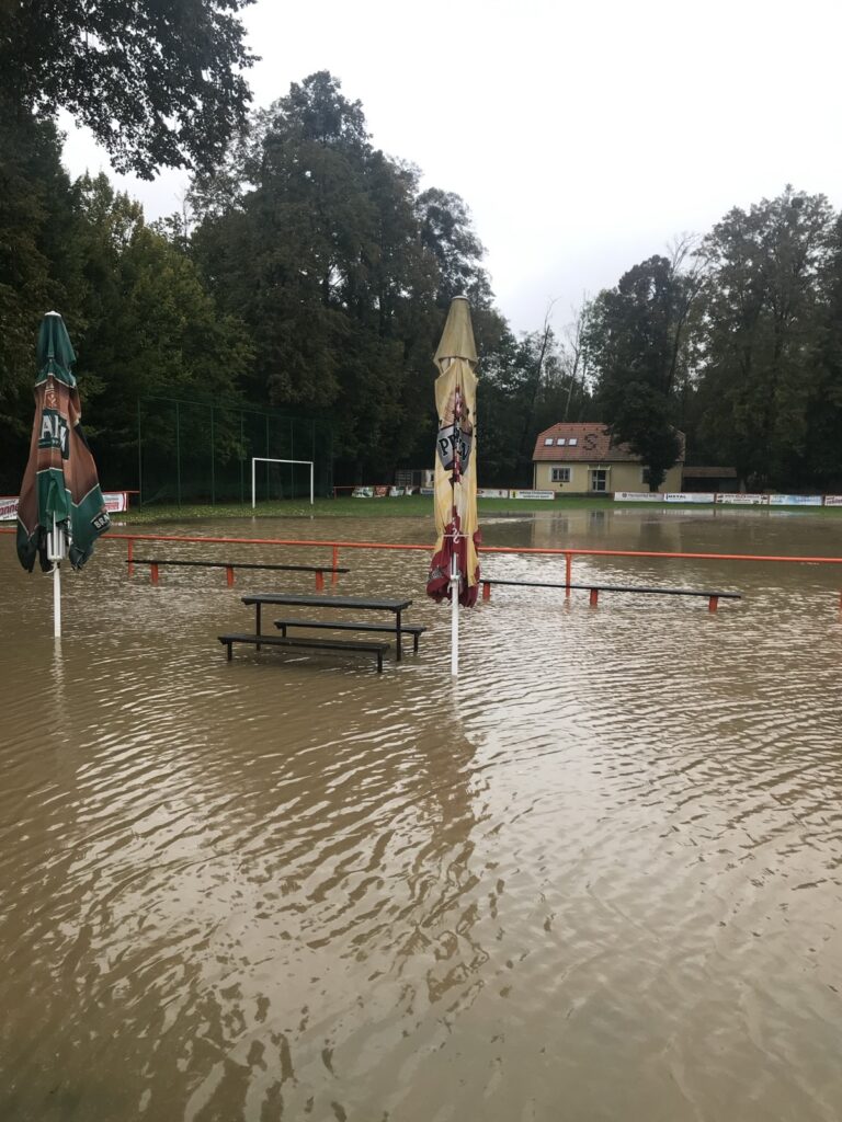 Zavlažování hřiště